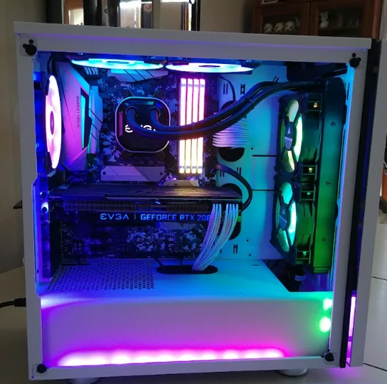 PC blanc RGB — intégration soignée