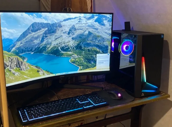 Setup avec écran large et tour RGB