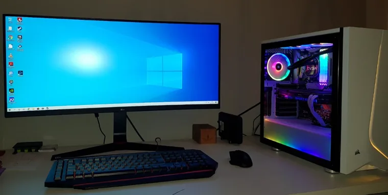 Poste informatique sobre avec tour RGB